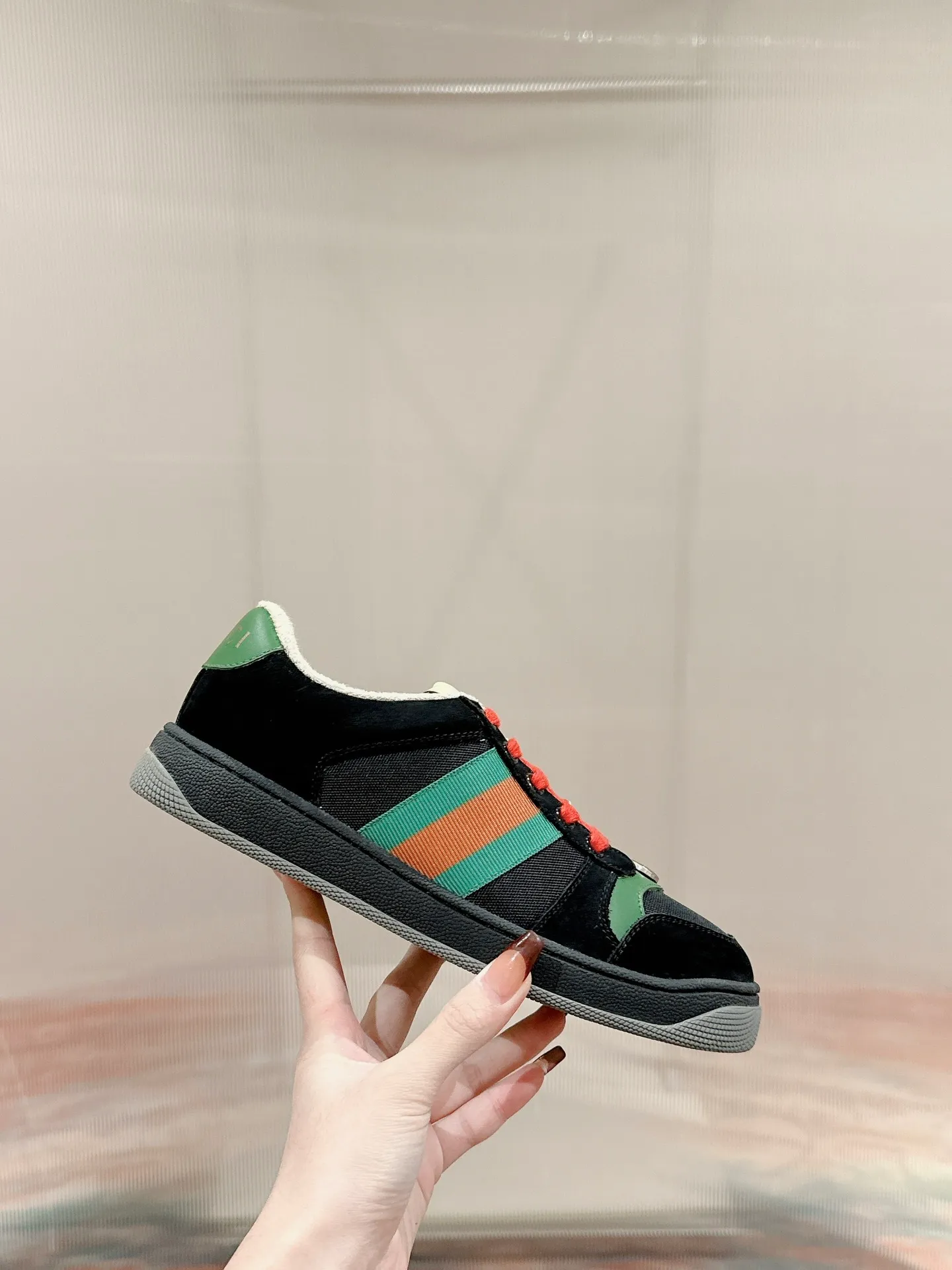 👟👟Ex-factory price 560👟👟 Men ➕10 Gucci————Purchase version GG series distressed dirty shoes-hot style is coming! 9 times out of 10 sales, you will definitely get the money. Ready stock! Spot goods! Spot goods! New colors added - the ultimate version on the market! Purchase the original version and develop it... fabric, material, outsole, and details can be compared at will! Open-mold Swarovski one-to-one replica rhinestone chain...Metal cherry pendant...Metal double G crystal cylindrical mark...Gucci original customized narrow webbing...Super flash series - flash diamond chain. The cherry decoration is detachable and can be changed into two to match with each other to show your personality. Exclusive color-brushed cowhide fabric. Hand-made distressed is very textured and has a sense of luxury! The details of the workmanship can be seen in the drawings, and no line is missed. The original terry cloth is delicate, soft and more comfortable and breathable. The privately stamped two-color original TPU outsole (lower layer is wider and the upper layer is narrower). Matching packaging⭐️ Size: Female 35-40 Male 39-44 (Female 41 Male 45 customized)